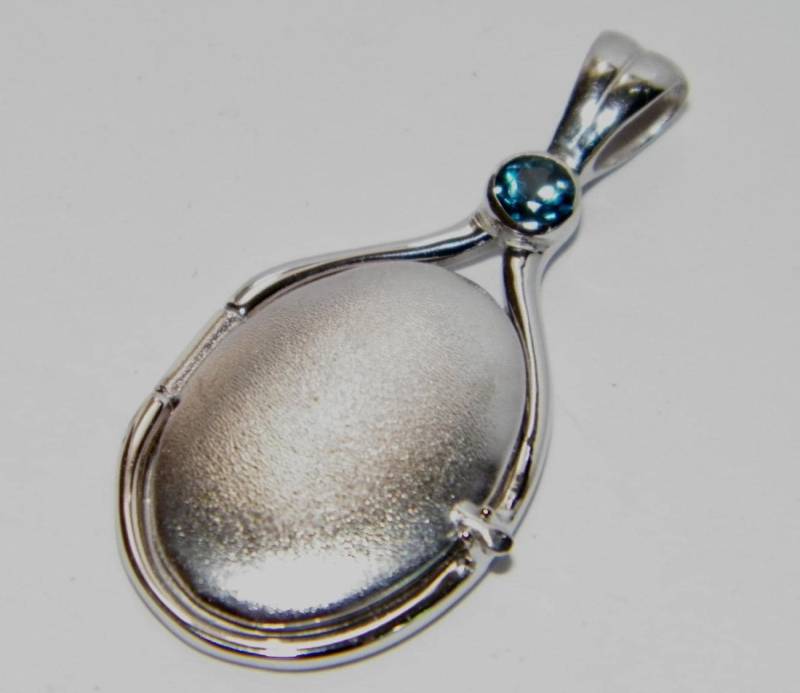 Handgefertigtes 925 Sterling Silber 4 Mm London Blautopas Medaillon H2O Just Add Water Front Satin Finish von FRIENDSJEWELRYinc