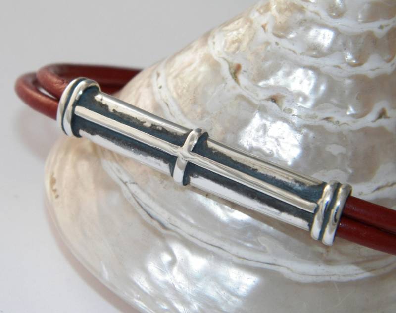 Handgefertigtes Kreuz Design Oxidiertes 925sterling Silber Und Naturleder Armreif von FRIENDSJEWELRYinc