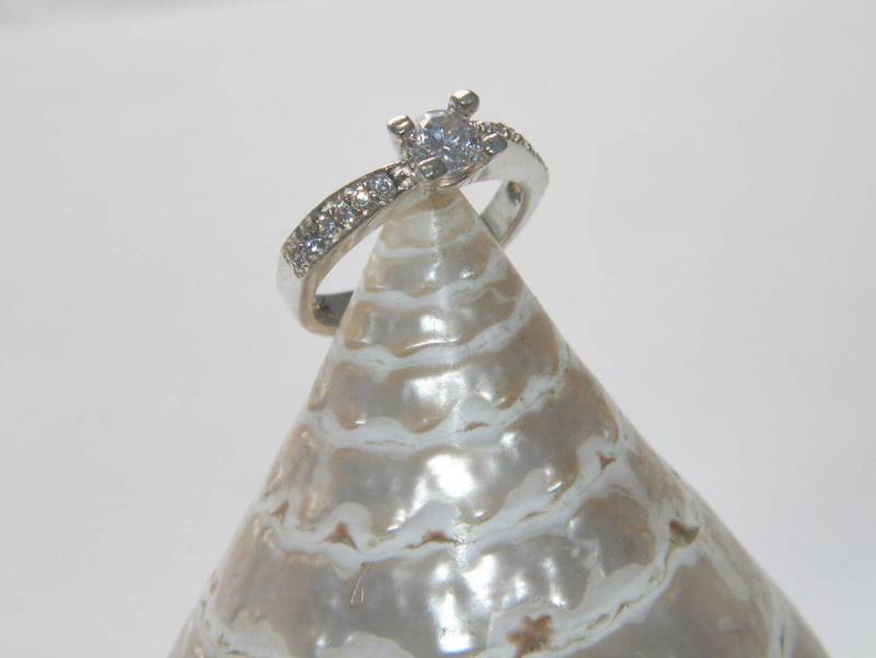 Handgekniffen.925 Sterling Silber Rundschliff Solitär Verlobung Ehering Akzent Micro Pave von FRIENDSJEWELRYinc