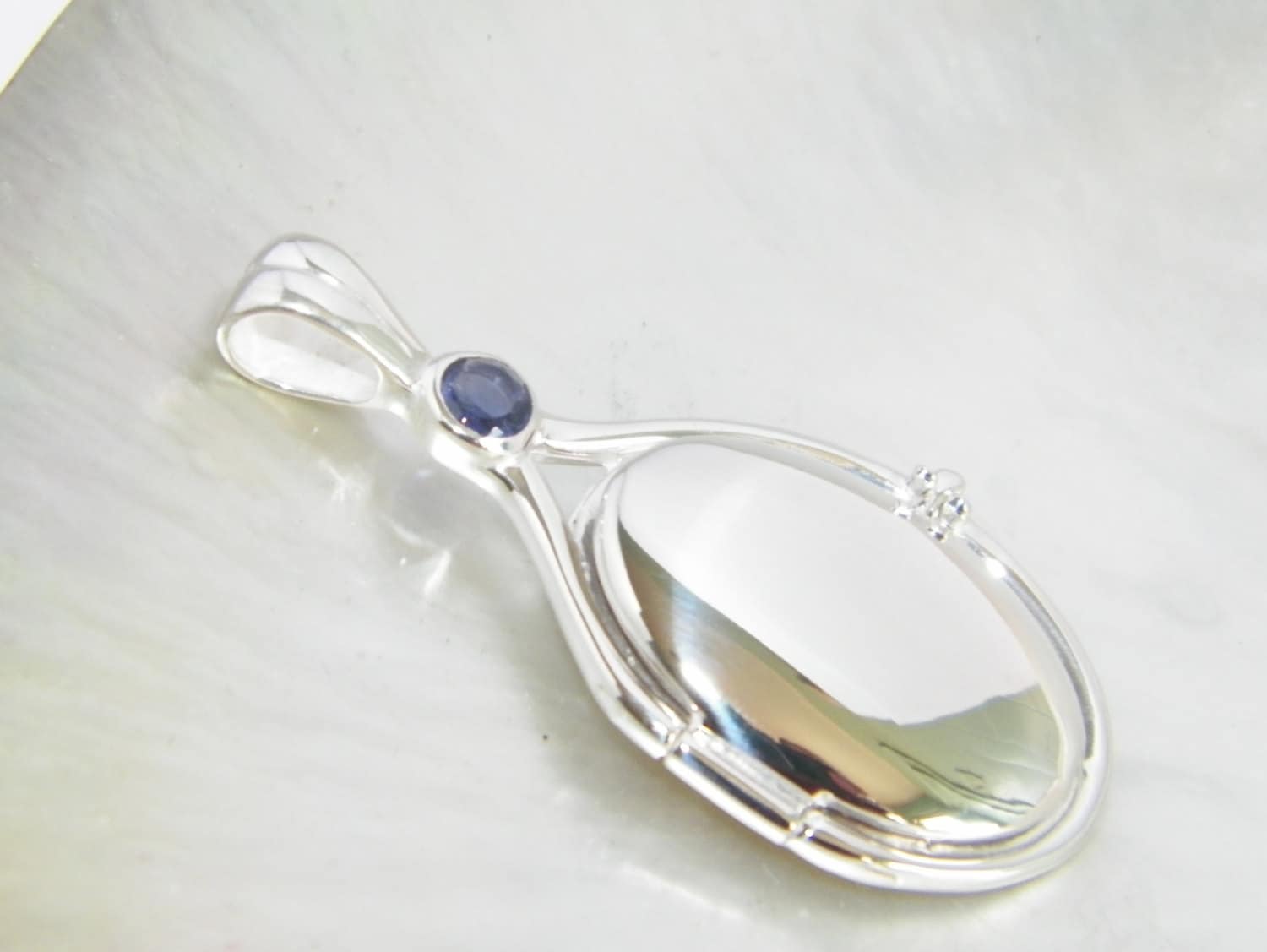 Handgemacht in Den Usa H2O Mermaids Halskette 925 Sterling Silber 4mm Natürliche Iolith Locket Just Add Water von FRIENDSJEWELRYinc