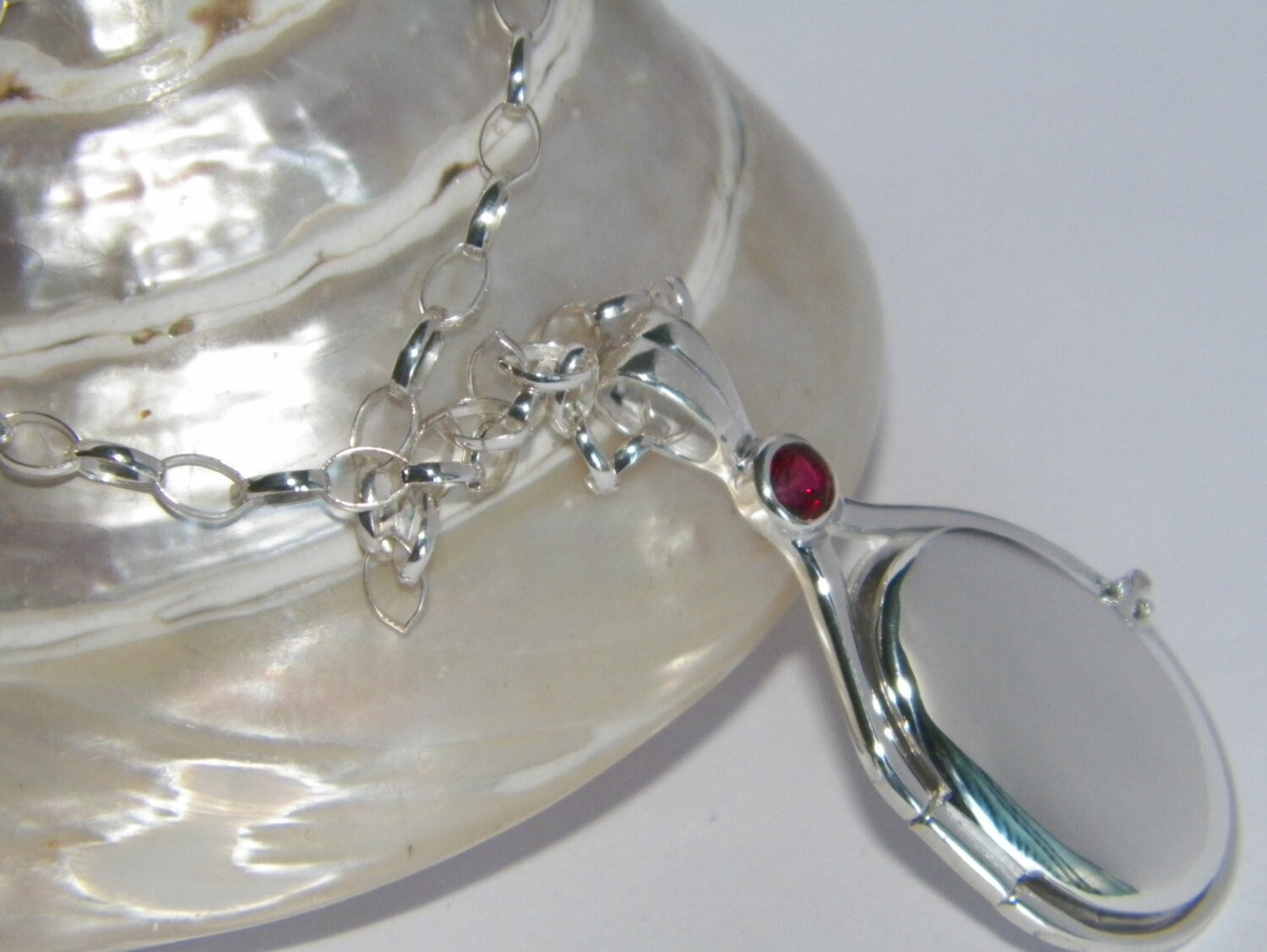 Handgemacht in Den Usa 41 Mm-20 Mm Handgefertigt 925 Sterling Silber 4 Lab Erstellt Ruby Locket H2O Just Add Wasser Meerjungfrauen Und Rolo Kette Handgemacht in Den Usa 41 Mm-20 Mm Handgefertigt 925 Sterling Silber 4 Lab Erstellt Ruby Locket H2O Just Add Wasser Meerjungfrauen Und Rolo Kette von FRIENDSJEWELRYinc