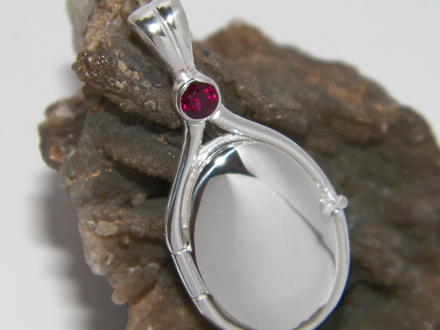 Handgemacht in Den Usa Größe 41 Mm-20 Mm Handgefertigt 925 Sterling Silber 4 Lab Erstellt Ruby Locket H2O Just Add Water Mermaids Handgemacht in Den Usa Größe 41 Mm-20 Mm Handgefertigt 925 Sterling Silber 4 Lab Erstellt Ruby Locket H2O Just Add Water Mermaids von FRIENDSJEWELRYinc