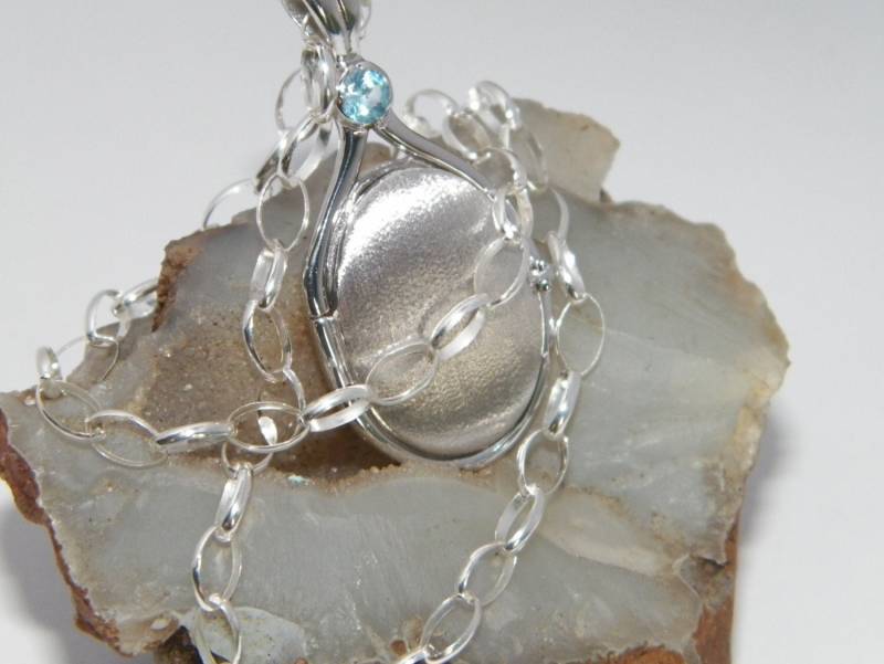 Handgemacht in Den Usa Größere Größe 41 Mm-20 Mm Handgefertigte 925 Sterling Silber H2O Just Water Meerjungfrauen 4 Blautopas Locket Oval Rolo Kette von FRIENDSJEWELRYinc