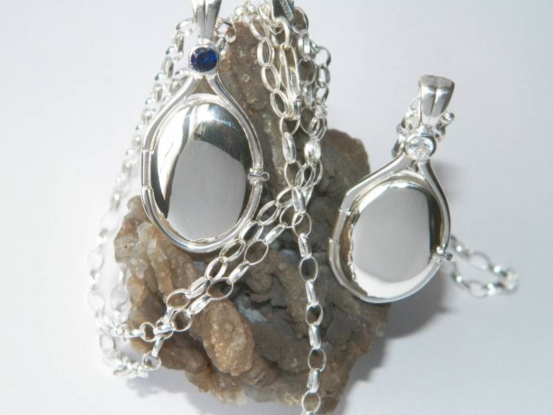 Handgemacht in Den Usa Lot Von Zwei Solid 925 Sterlingsilber H2O Medaillons Anhänger 4mm Lab Blue Sapphire Und Weißen Zirkon von FRIENDSJEWELRYinc