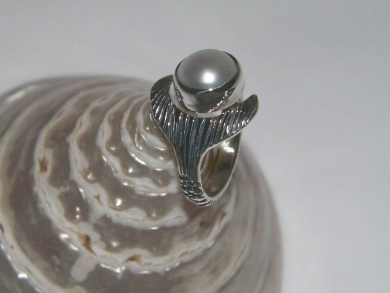 Handgemachte .925 Sterling Silber H2O Just Add Water Mako Mermaid Tail Ring Natürliche Weiße Süßwasserperle von FRIENDSJEWELRYinc