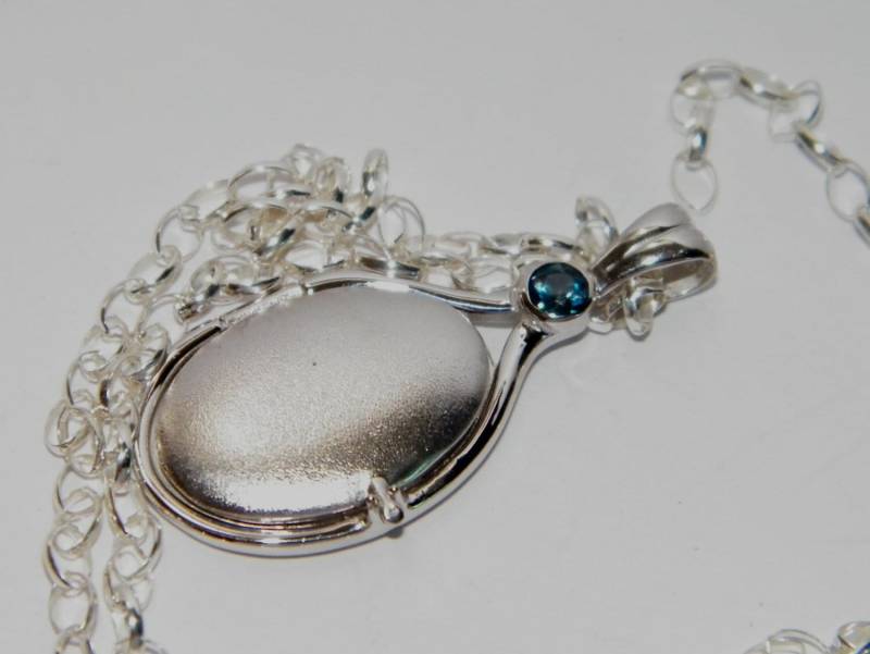 Handgemachte 925 Sterling Silber 4 Mm Nat London Blautopas Medaillon H2O Just Wasser Vorderseite Satin Fertig von FRIENDSJEWELRYinc
