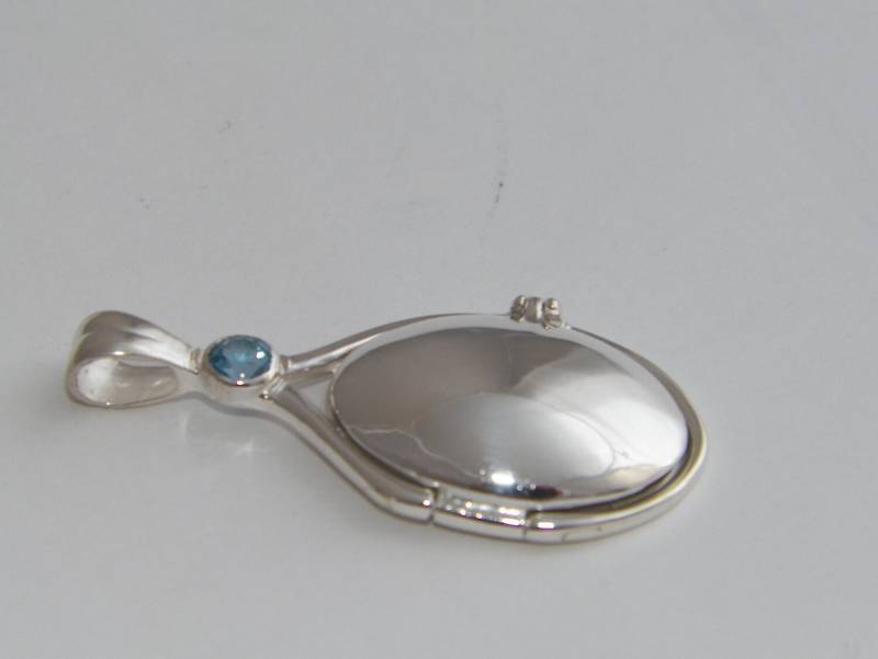 Handgemachte 925 Sterling Silber 4 Mm Natürliche Echte Schweizer Blautopas Medaillon H2O Just Add Water von FRIENDSJEWELRYinc
