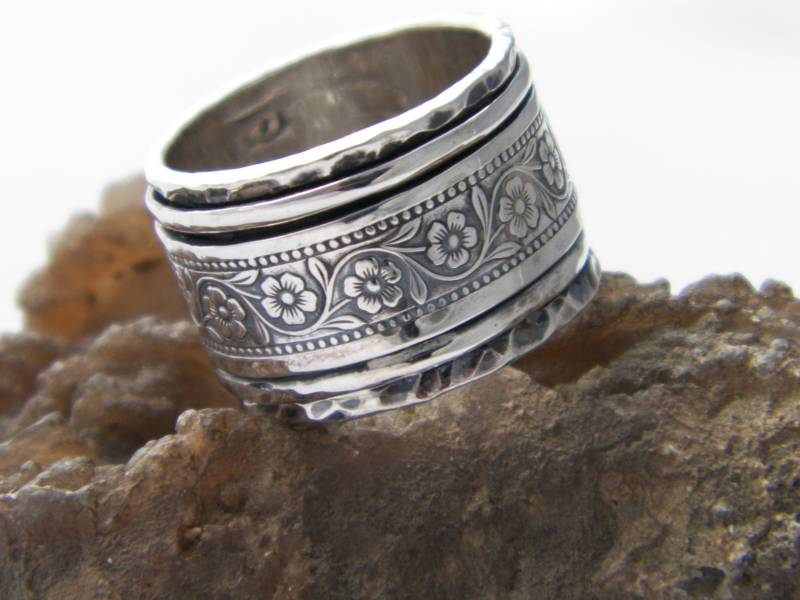 Handgemachte Gehämmert Blumen-Design 925 Sterling Silber Spinner Ring-Custom Size von FRIENDSJEWELRYinc
