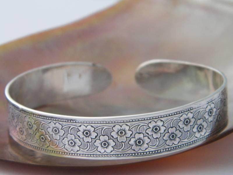 Hand Gehämmert Blumen Design 925 Sterling Silber Armreif Öffnen Sie Bis 7, 5 Zoll von FRIENDSJEWELRYinc