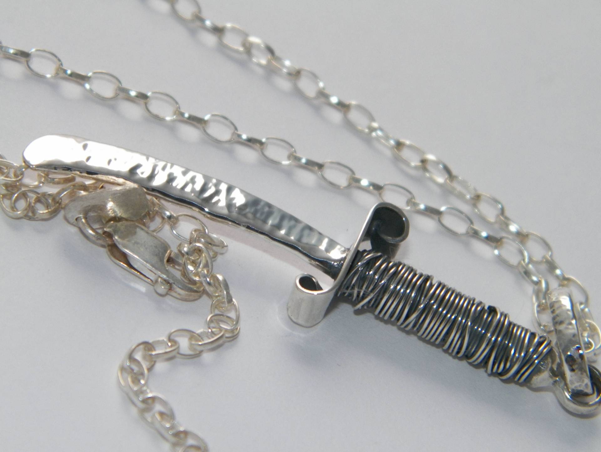 Handgemachte Hammered Oxidized.925 Sterling Silber Schwert Anhänger Oval Rolo Kette 20" Handgemachte Hammered Oxidized.925 Sterling Silber Schwert Anhänger Oval Rolo Kette 20" von FRIENDSJEWELRYinc