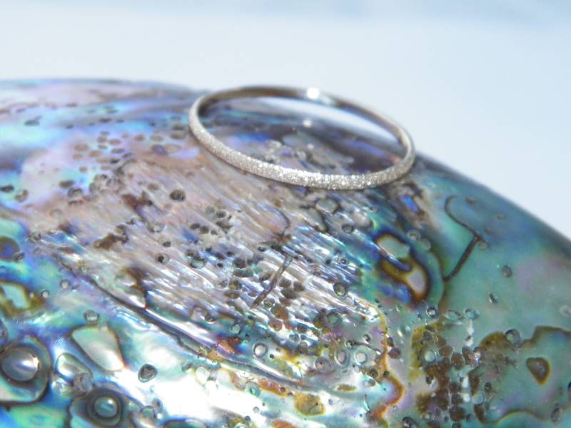 Handgemachte Solide 14K Gelbgold Hochzeit Stapelbar Ring Stardust Finish-Custom Bestellgröße von FRIENDSJEWELRYinc