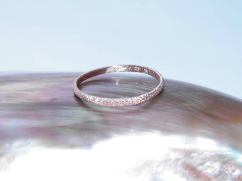 Handgemachte Solide 14K Rose Gold Hochzeit Stapelbar Ring Stardust Finish-Custom Bestellgröße von FRIENDSJEWELRYinc