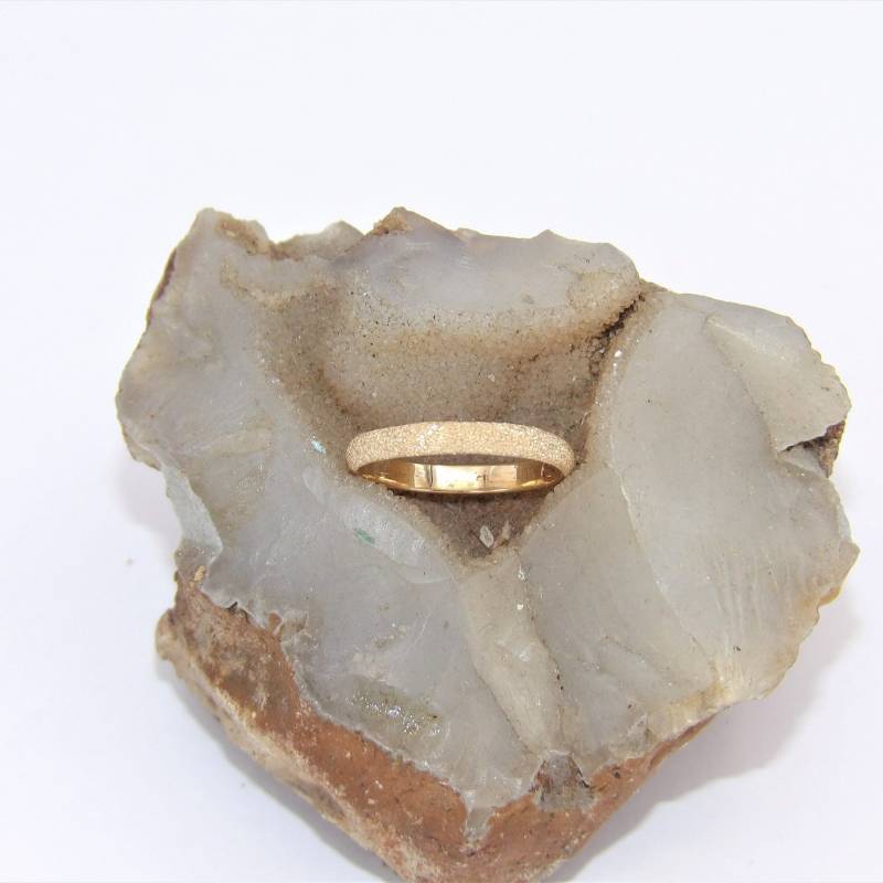 Handgemachte Solide 2, 5 Mm 1/10 Zoll Breit 14K Gelbgold Ehering Stardust Finish-Custom Size von FRIENDSJEWELRYinc
