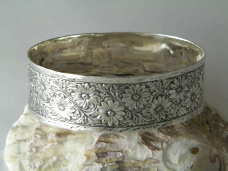 Handgemachter Gehämmerter Blumen-Entwurfs 925 Sterlingsilber-Armreif-Armband 19, 5 cm von FRIENDSJEWELRYinc