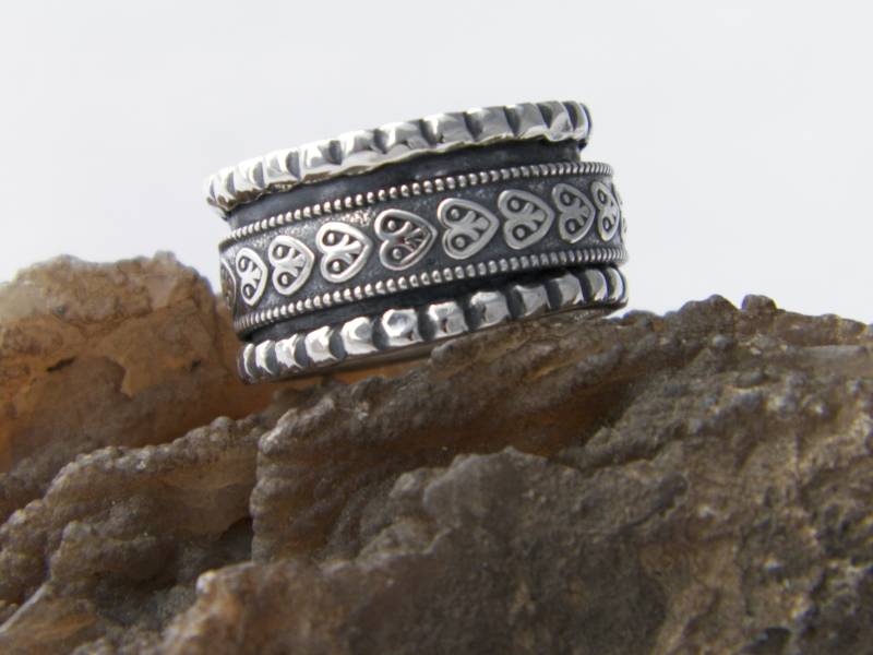 Handgemachter Gehämmerter Herz Knoten Design 925sterling Silber Spinner Ring-Custom Size von FRIENDSJEWELRYinc