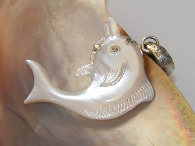 Handgemachter Künstler .925 Sterling Silber Echter Perlmutt Delfin Anhänger von FRIENDSJEWELRYinc