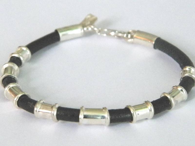 Handgemachtes 4 Mm Natürliches Schwarzes Lederband Armreif Armband.925 Sterling Silber von FRIENDSJEWELRYinc