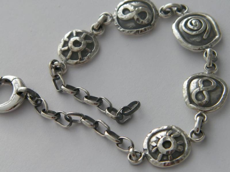Handgemachtes Gehämmertes .925 Sterling Silber Oxidiertes Armband Unendlichkeit Und Sonnensymbol Verstellbar Von 7 " Bis 9 von FRIENDSJEWELRYinc