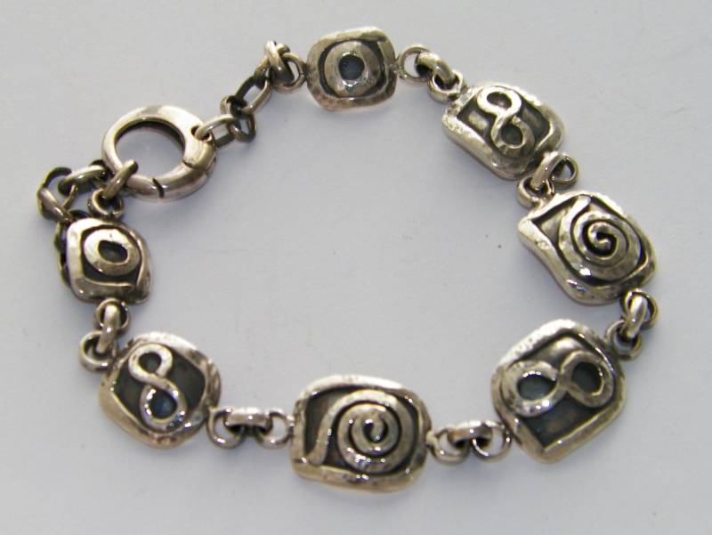 Handgemachtes Gehämmertes .925 Sterling Silber Oxidiertes Armband Unendlichkeit Und Sonnensymbol Verstellbar Von 7 " Bis 9 von FRIENDSJEWELRYinc