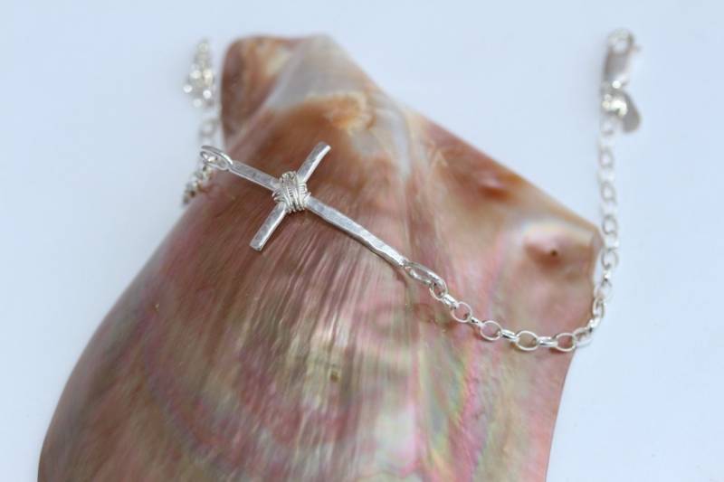 Handgemachtes Masive.925 Sterlingsilber Gehämmertes Kreuz Armband Mit Oval Rolo Kette von FRIENDSJEWELRYinc