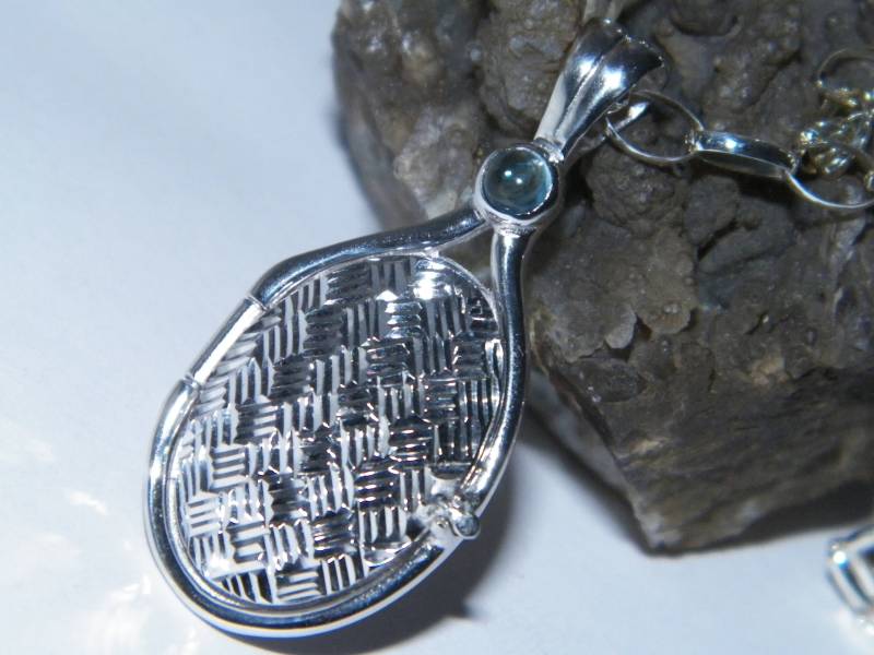 Neue 925 Sterling Silber 4 Mm Natürliche Blautopas Medaillon H2O Just Add Wasser Mermaids Vorderseite Diamantschliff-Finish von FRIENDSJEWELRYinc