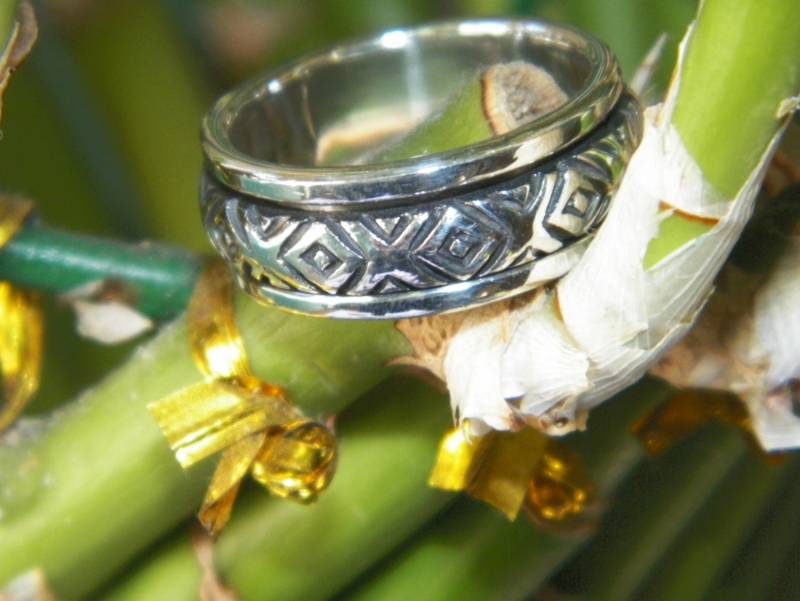 Wunderschöner Kunst Massiver 925 Sterling Silber Mit Criss-Cross Design Spinner Ring Wunderschöner Kunst Massiver 925 Sterling Silber Mit Criss-Cross Design Spinner Ring von FRIENDSJEWELRYinc