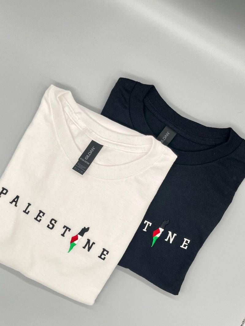 Besticktes T-Shirt, Falasten, Palästina, Palestine, Landkarte, Embroidered, 100% Baumwolle, Kurzarm, Stick Besticktes T-Shirt, Falasten, Palästina, Palestine, Landkarte, Embroidered, 100% Baumwolle, Kurzarm, Stick von FRIPAL