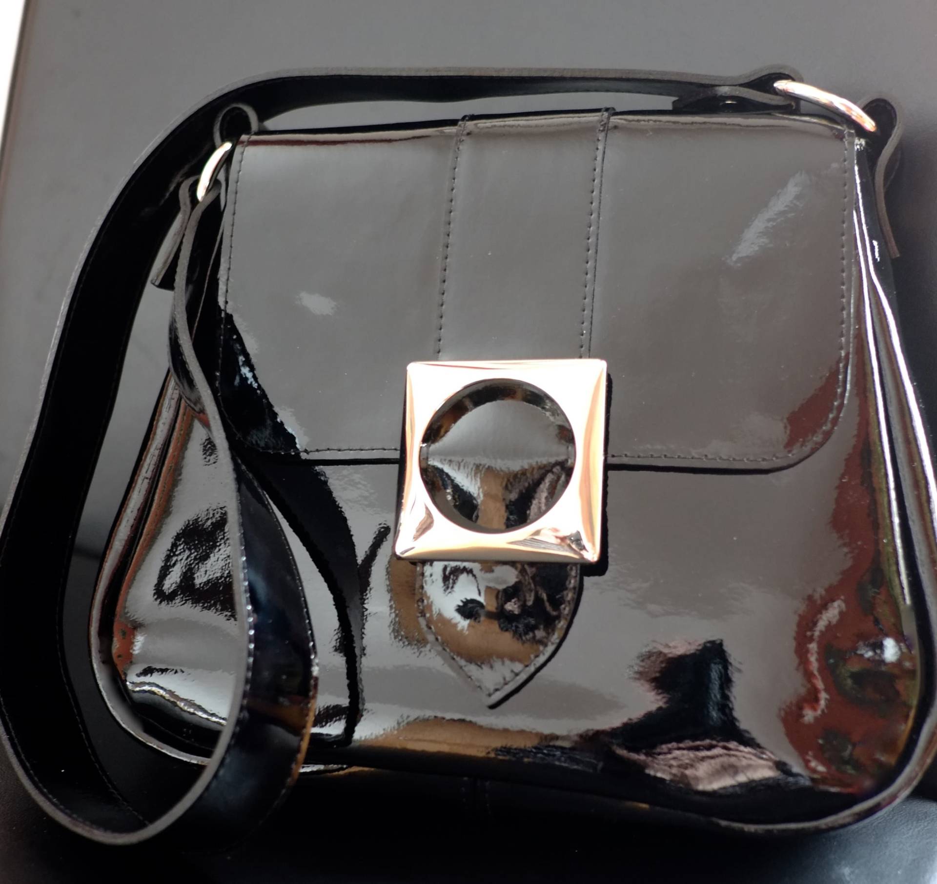 Schwarze Leder Patent Handgemachte Handtasche Mit Vintage Silber Schnalle 60Er Jahre Style Mod von FROGbyFabienneDelsol