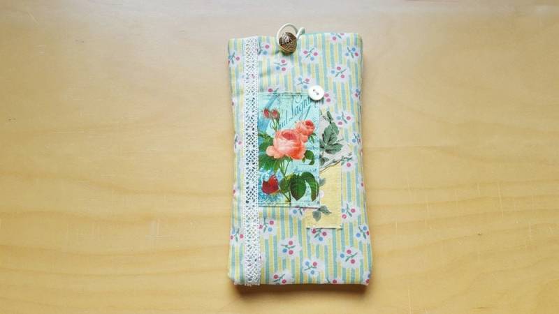 Brillenetui Aus Gelbgrün Gestreiftem Stoff Mit Grünen Blumen Vintage-Rosette-Wandleuchte Und Spitze, Fleece-Lünette Clutch von FROUFROUMANIA