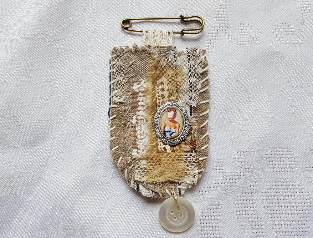 Handgenähte Brosche, Textilbrosche, Vintage-stoffbrosche Und Alte Spitze, Shabby Chic, Vintage-Retro-Frau-Anhänger von FROUFROUMANIA