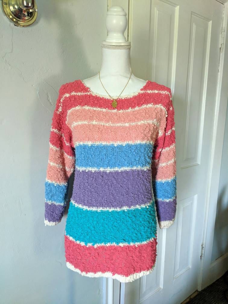 80Er Jahre Pastell Gestreift Nubby Pullover Größe Mittel/Groß 3/4 Ärmel 80Er Jahre Pastell Gestreift Nubby Pullover Größe Mittel/Groß 3/4 Ärmel von FTDinah