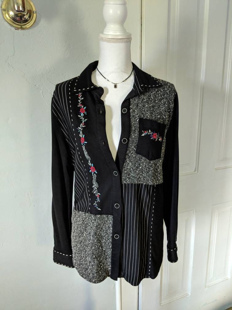 90Er Jahre Schwarz Blumen Stickerei Gestreift Shirt Jacke Größe Medium Mixed Print Mediumweight 90Er Jahre Schwarz Blumen Stickerei Gestreift Shirt Jacke Größe Medium Mixed Print Mediumweight von FTDinah