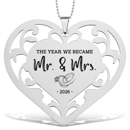 The Year We Became Mr. & Mrs. Ornament 2026 – Edelstahl-Herz-Andenken mit Perlenkette, graviertes Hochzeitsdekor, Brautschmuck FGC459 The Year We Became Mr. & Mrs. Ornament 2026 – Edelstahl-Herz-Andenken mit Perlenkette, graviertes Hochzeitsdekor, Brautschmuck FGC459 von FTONENI
