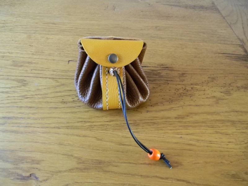 Geldbörse Aus Zweifarbigem Braunem Leder Und Handgefertigtem Senf von FUNCUIR