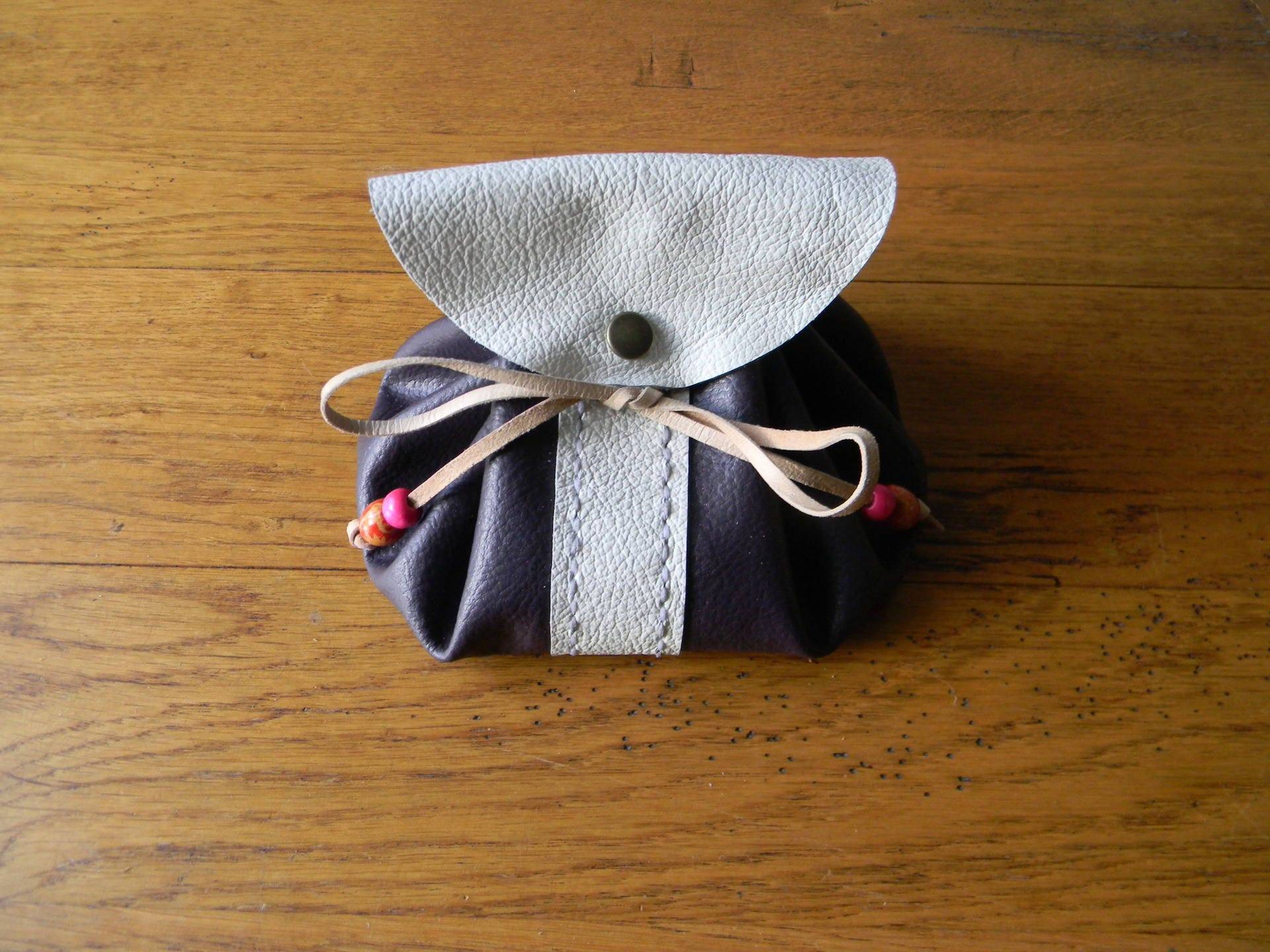 Lila Dekorgeldbörse in Leerer Ledertasche von FUNCUIR