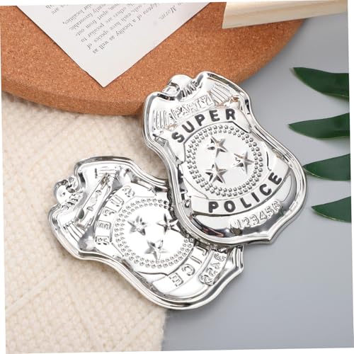 FUNOMOCYA 2 Stück Realistische Polizeimarke Anstecknadel Cosplay Abzeichen für Halloween Party Kostüm Deko für Damen und Herren Leichtes Langlebiges Material als von FUNOMOCYA