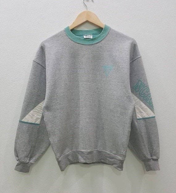 Vintage National Collegiate Athletic Association Ncaa By Descente Sweatshirt Schönes Design Kleine Größe von FUTURE81