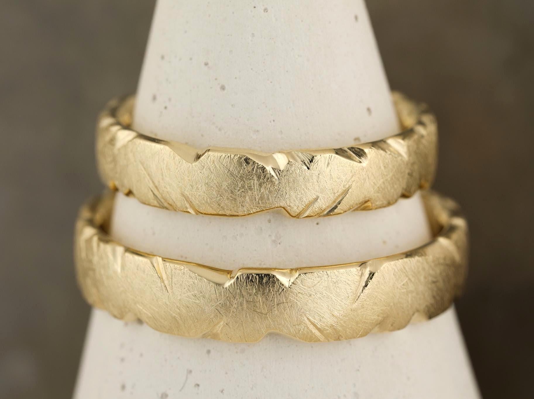 Trauringe "Sunniva" Gold 585 Einzigartige Eheringe Besondere Partnerringe Handgemachte Verlobungsringe Breit Matt Trauringe "Sunniva" Gold 585 Einzigartige Eheringe Besondere Partnerringe Handgemachte Verlobungsringe Breit Matt von FXBilzGoldschmiede