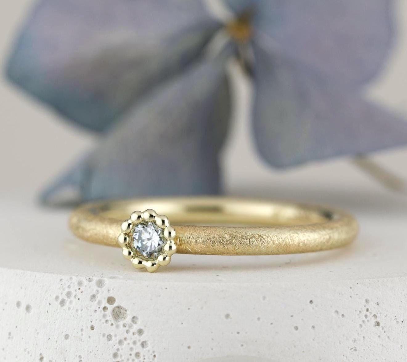 Verlobungsring "Samira" Gelbgold 585 14Kt Blauer Diamant 0.10Ct Filigraner Antragsring Ring Brillantring Hochzeit Verlobungsring "Samira" Gelbgold 585 14Kt Blauer Diamant 0.10Ct Filigraner Antragsring Ring Brillantring Hochzeit von FXBilzGoldschmiede