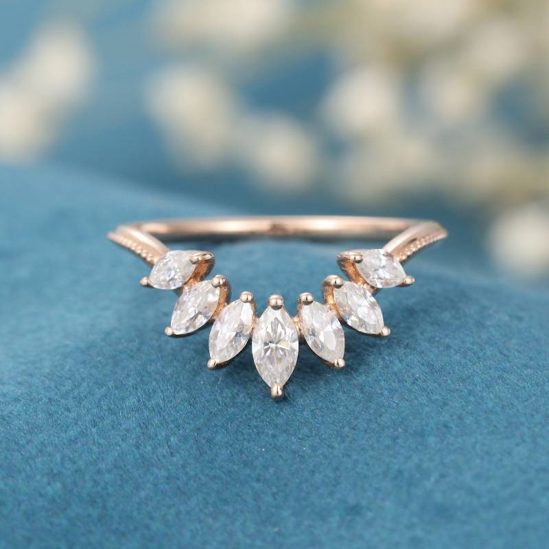 Ehering Marquise Cut Moissanite Frauen Geschwungener Roségold Vintage Einzigartiger Stapelring Passendes Brautgeschenk Für Sie von FYMJewelryDesign