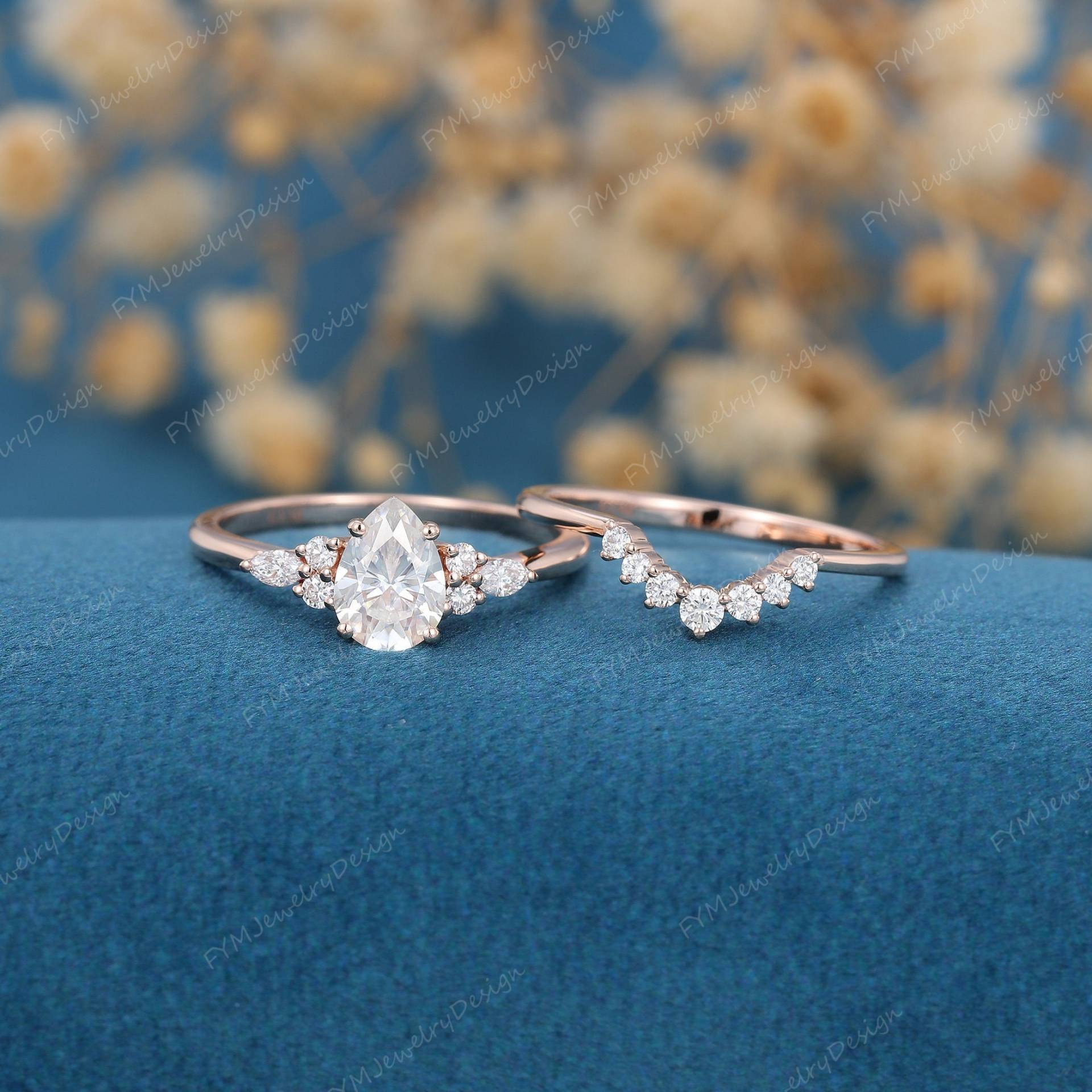 Einzigartiger Birnenförmiger Moissanite Verlobungsring Set Vintage Rosegold Cluster Diamant Gebogen Hochzeit Braut Versprechen Geschenk von FYMJewelryDesign