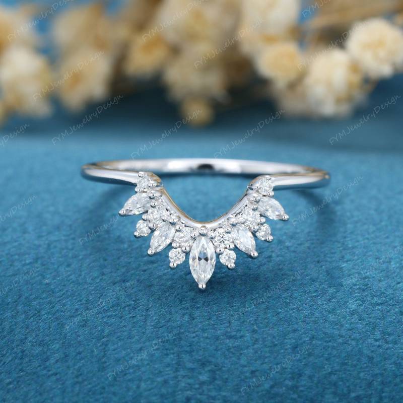 Einzigartiger Vintage Trauring Frauen Geschwungener Diamant Moissanite Goldring Weißgold Stacking Brautgeschenk Versprechen von FYMJewelryDesign
