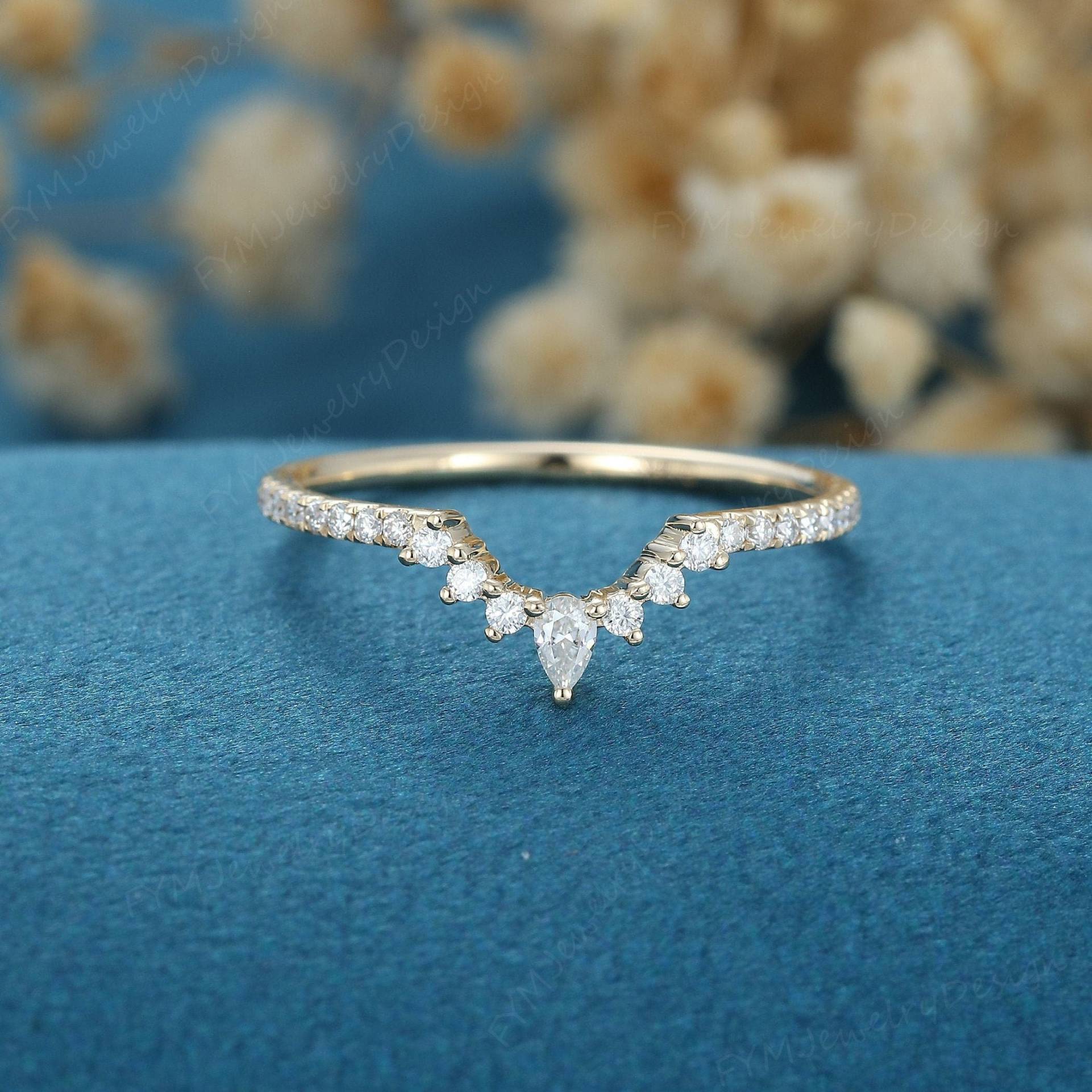 Trauring Geschwungen Gelbgold Birnenförmiger Halbe Eternity Diamant Band Vintage Unikat Stapelring Versprechen Jubiläum Trauring Geschwungen Gelbgold Birnenförmiger Halbe Eternity Diamant Band Vintage Unikat Stapelring Versprechen Jubiläum von FYMJewelryDesign