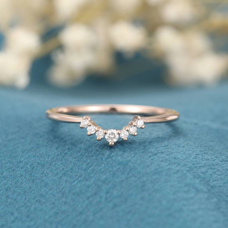 Gebogener Rosegold Ehering Diamant Stapelring, Handgemachter Versprechensring von FYMJewelryDesign