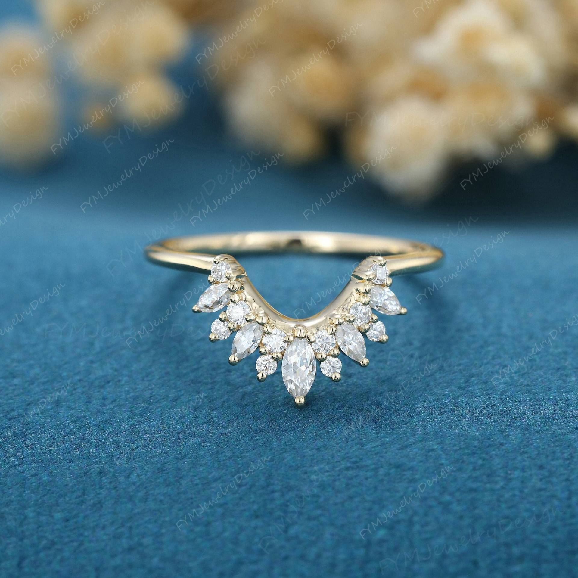 Geschwungener Moissanit Ehering Marquise Diamant 14K Gelbgold Zusteckring von FYMJewelryDesign
