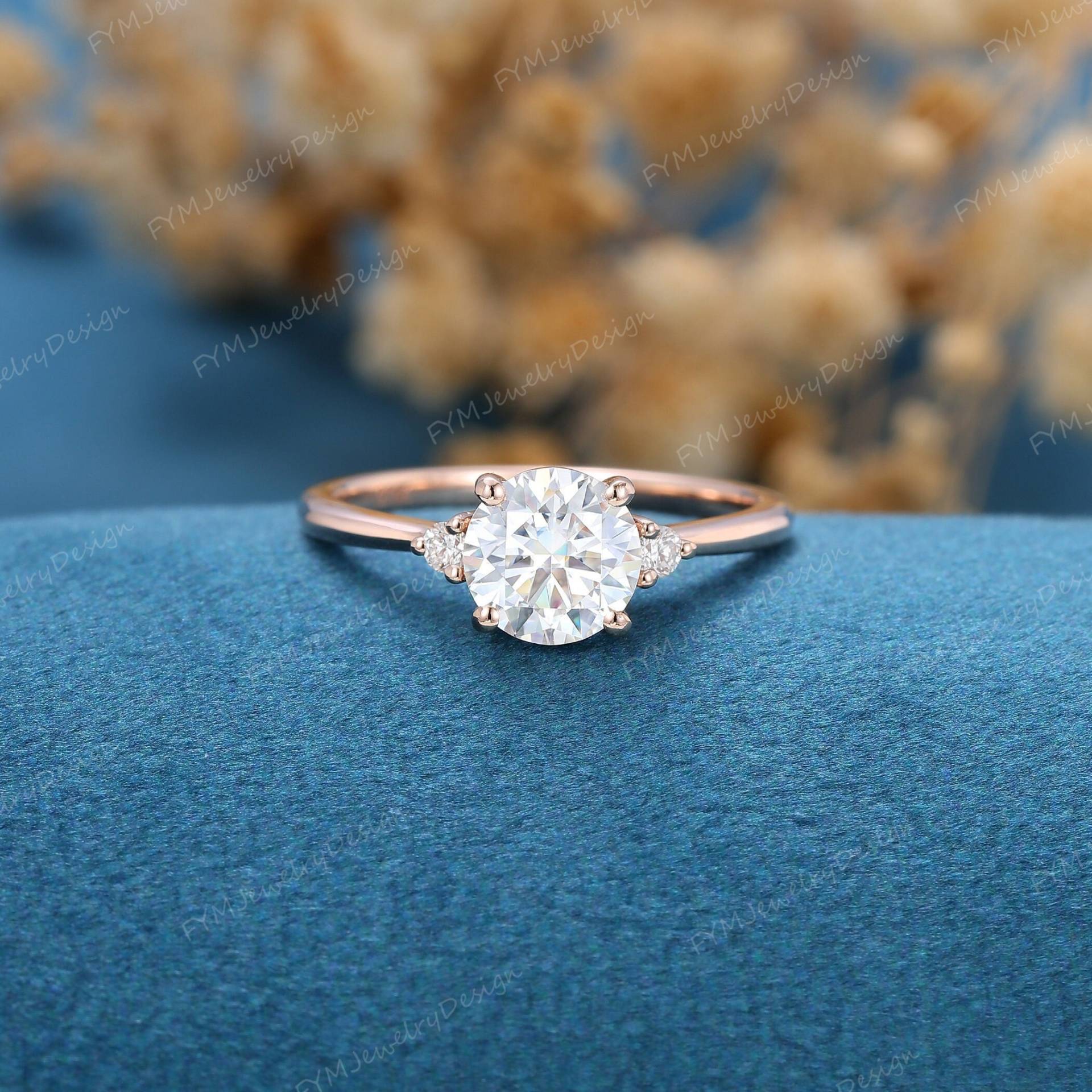 Rose Gold Moissanit Verlobungsring Vintage Drei Stein Rundschliff Diamant Hochzeit Braut Versprechen Jahrestag Geschenk Für Frauen von FYMJewelryDesign