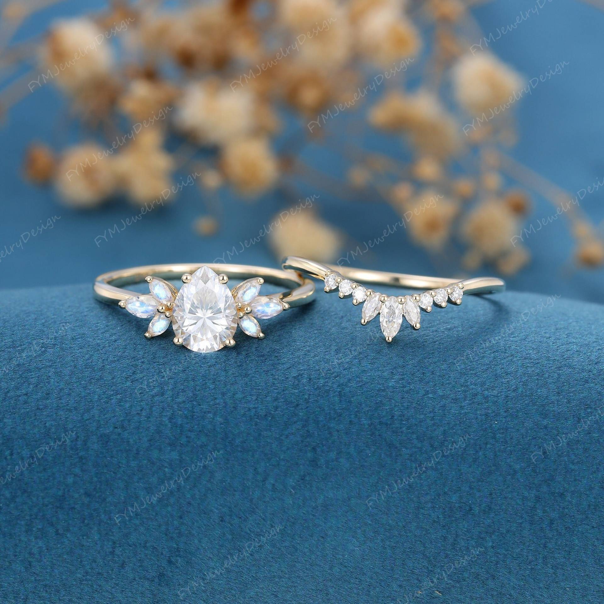 Tropfenförmige Moissanite Verlobungsring Set Vintage Gelbgold Mondstein Cluster Hochzeit Braut Versprechen Geschenk von FYMJewelryDesign