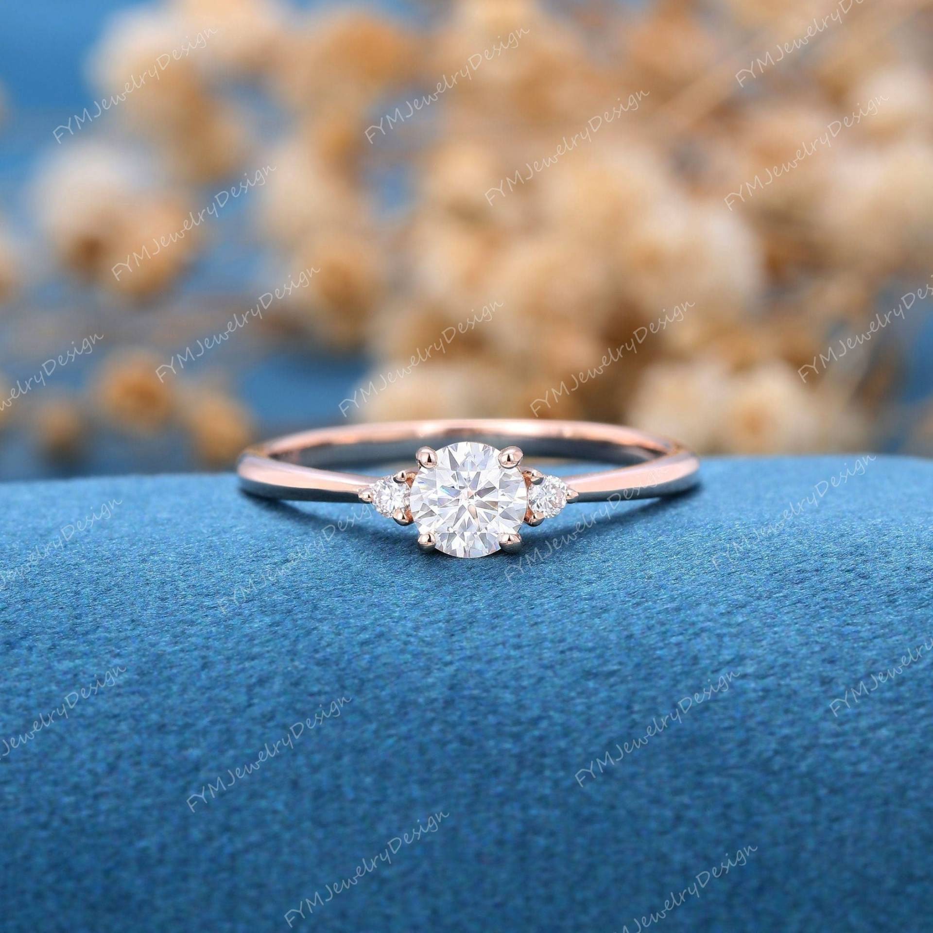 Vintage Rundschliff Moissanit Verlobungsring Roségold Einzigartige Drei-stein-Ring Minimalist Versprechen Diamant Hochzeitstag Geschenk Für Sie von FYMJewelryDesign