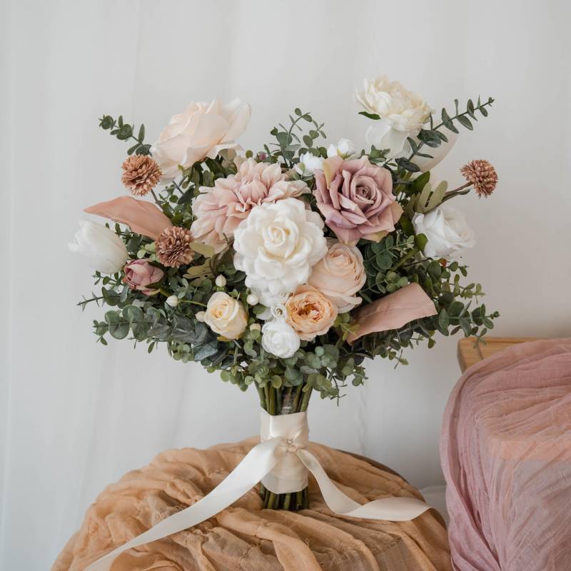 Elfenbein Rose & Tulpe Kunstblume Brautstrauß Elfenbein Rose & Tulpe Kunstblume Brautstrauß von FYNWFlowerStudioUK