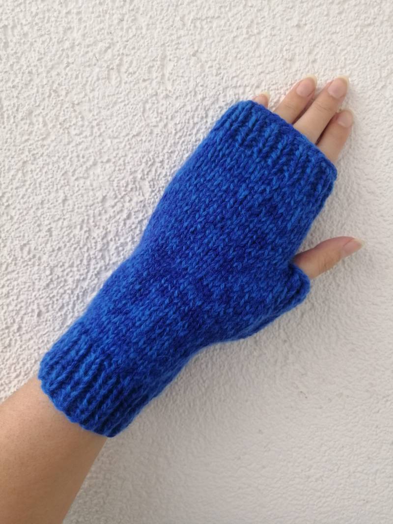 Armstulpen Pulswärmer Fingerhandschuhe Angora Schurwolle Knall - Blau Meliert von FaTaHandarbeit